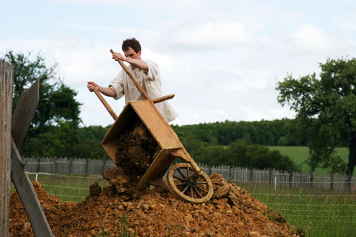 Helfer bei Erdarbeiten